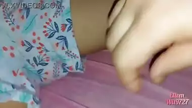 xxx desi video casero con mi hermanastra primera vez en su cama hacemos cosas debajo de las sabanas