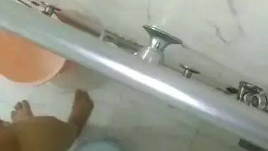 Desi wife nude bathing in bathroom recording by spy cam