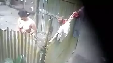 Neighbour Village Bhabhi Bathing Caught