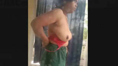 Desi Bhabhi Showing Boob