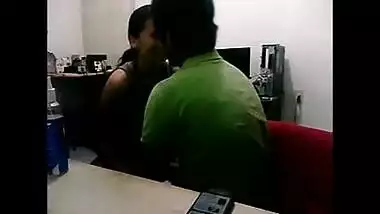 Desi bhabhi sucking boss penis inside office