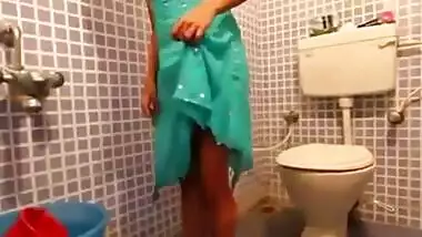 Indian girl strips in toilet