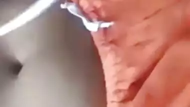 Video of XXX teen Desi who shows off boobs and pussy via video link